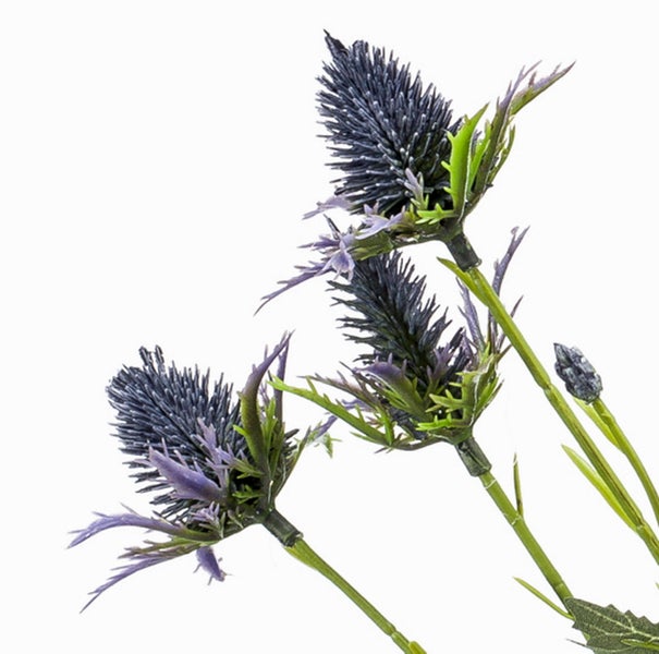 Künstliche Distel mit blau-violetten Blütenköpfen und grünen Blättern.
