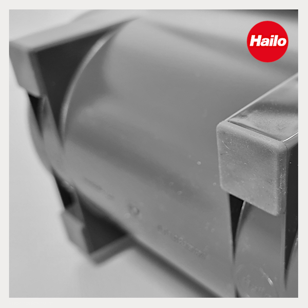 Nahaufnahme einer Kunststoff-Fußkappe für Hailo Leitern, Hailo Logo.