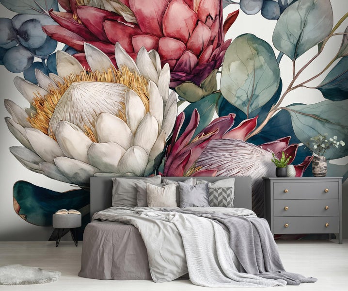 Schlafzimmer mit Blumenmuster-Tapete, Bett, Nachttisch und Kommode