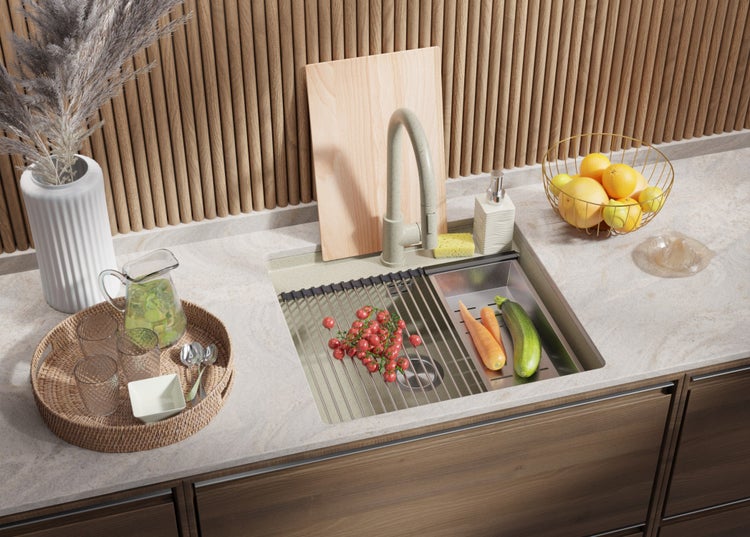 Küchenspüle mit Armatur, Abtropfgestell und Gemüse auf einer modernen Küchentheke