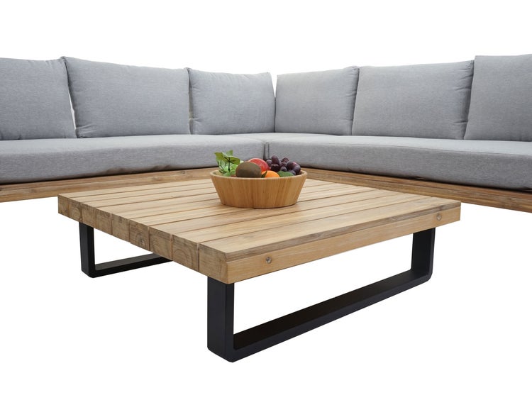 Lounge-Set mit Couchtisch aus Holz und schwarzem Metall sowie Ecksofa mit grauen Polstern.