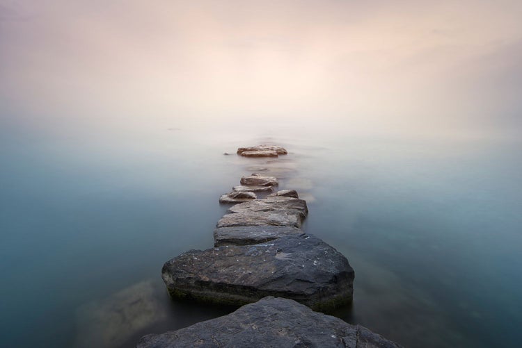 Steinweg führt ins ruhige Wasser