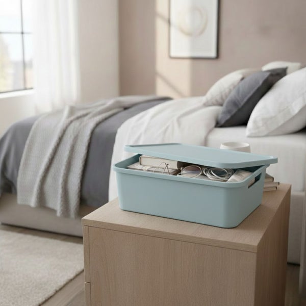 Aufbewahrungsbox mit Deckel auf Nachttisch im Schlafzimmer