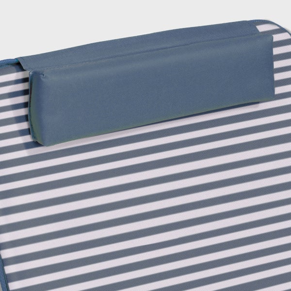 Kopfpolster für Gartenstuhl, blaues Kissen auf blau-weiß gestreiftem Bezug.