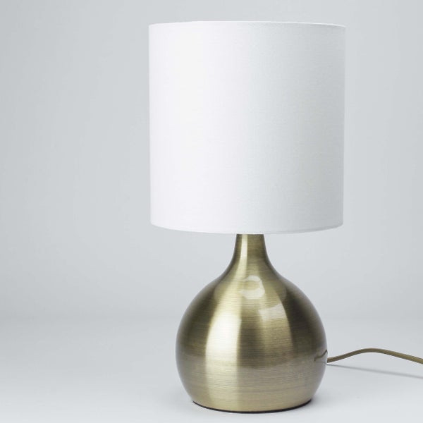 Tischleuchte mit Stoffschirm und Metallfuß