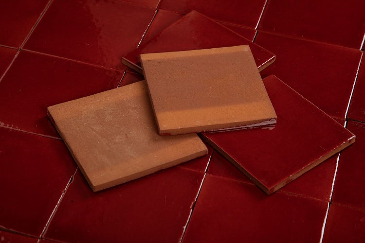Quadratische Fliesen aus Ton und glasierter Keramik
