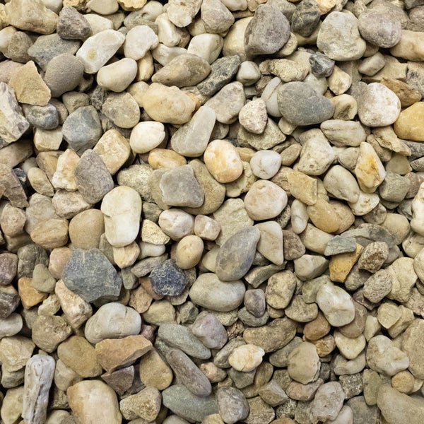 Zierkies und Flusskiesel in verschiedenen Größen und Formen für die Gartengestaltung.