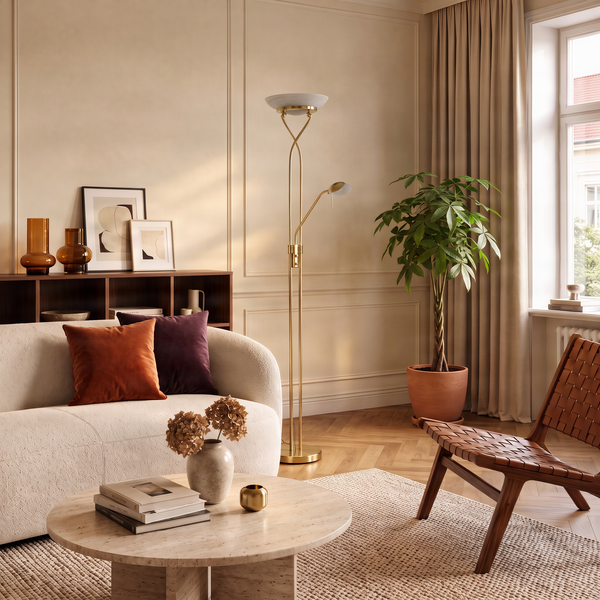 Ein elegantes Wohnzimmer mit einem geschwungenen Sofa, einem runden Steintisch, einer Stehleuchte mit Leselicht und einem Ledersessel.
