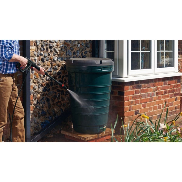 Kompakter Bosch Hochdruckreiniger EasyAquatak 110 mit Spritzpistole, Hochdruckschlauch und grünem Kunststoffgehäuse.
