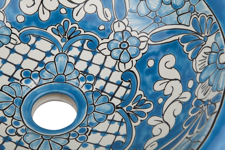 Keramikwaschbecken mit blau-weißem Blumendekor und Ablauf