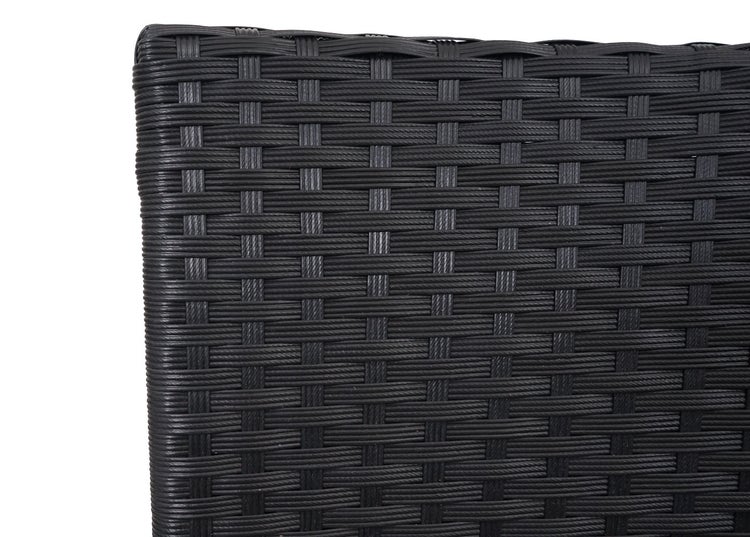 Detailansicht eines schwarzen Geflechts aus Polyrattan von einem Gartenmöbel.