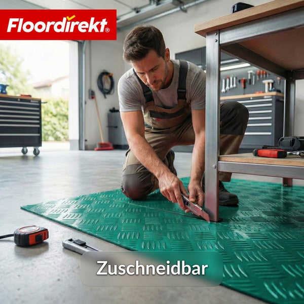 Ein Mann schneidet eine grüne Bodenmatte in einer Werkstatt. Floor Direkt Logo.