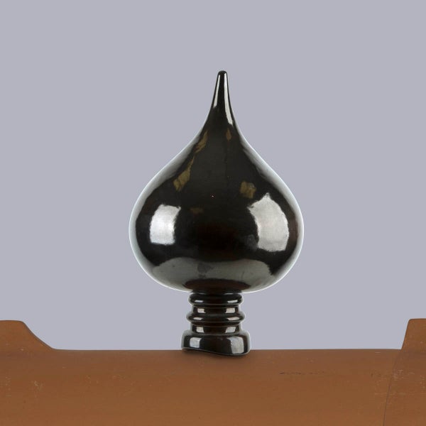 Firstschmuck aus glasiertem Ton in Tropfenform, schwarz.