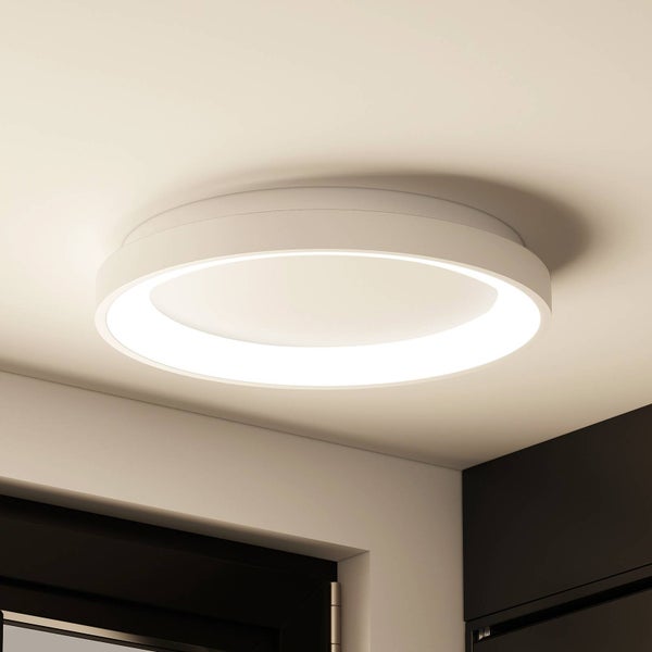 Moderne runde LED-Deckenleuchte mit Ringlicht-Design montiert an der Decke.