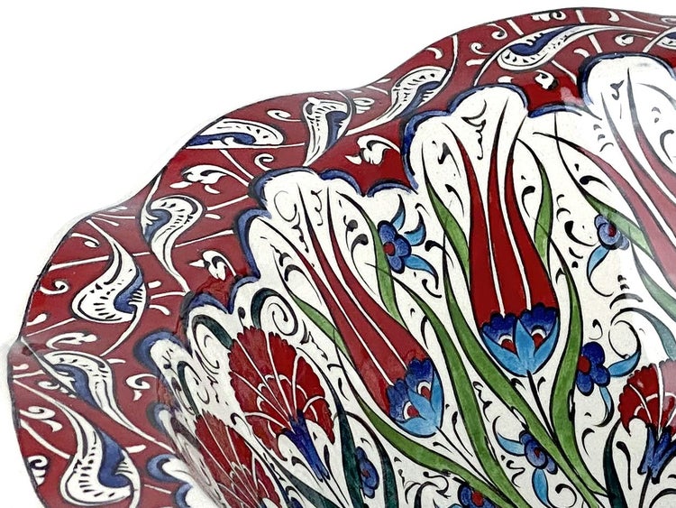 Detailansicht einer Keramikschale mit floralem Muster