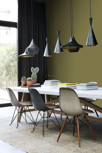 Esszimmer mit Esstisch, Stühlen und mehreren Pendelleuchten