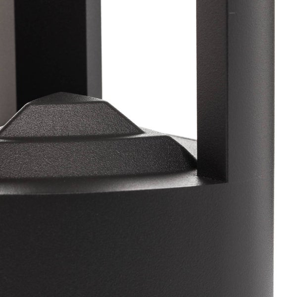 Detailansicht einer strukturierten Außenleuchte mit abgestuftem Element.