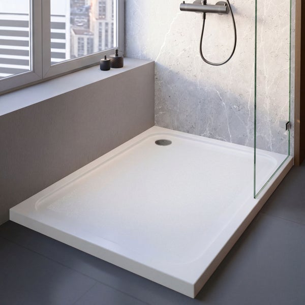Modernes Badezimmer mit flacher rechteckiger Duschwanne, Glastrennwand und Wand in Marmoroptik vor einem Fenster.