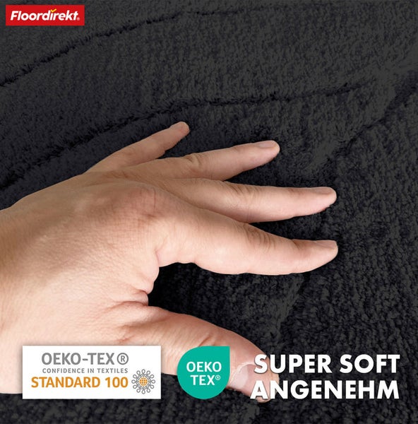 Detailansicht einer superweichen Badematte mit Flor und einer Hand, die die Oberfläche berührt, daneben die Logos Oeko-Tex Standard 100 und Oeko-Tex