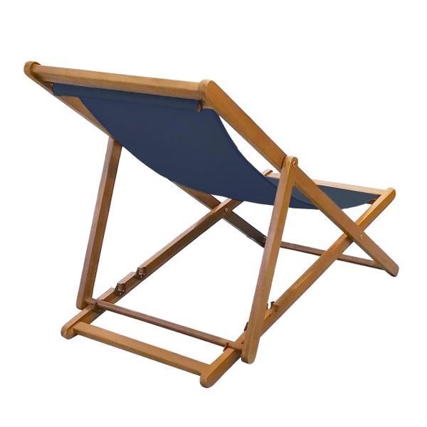 Klappbarer Liegestuhl aus Holz mit dunkelblauem Textilbezug.