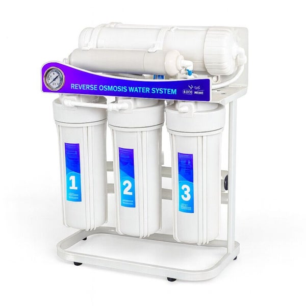 Umkehrosmose-Wasserfiltersystem mit drei vertikalen und zwei horizontalen Filtergehäusen sowie einem Manometer.