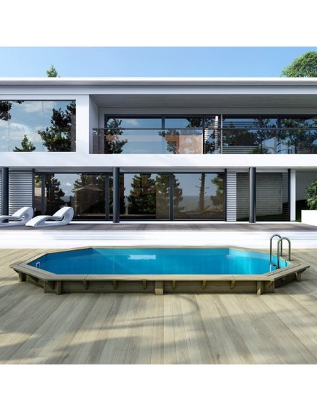 Achteckiger Pool mit Holzrahmen und Leiter auf einer Holzterrasse vor einem modernen Haus