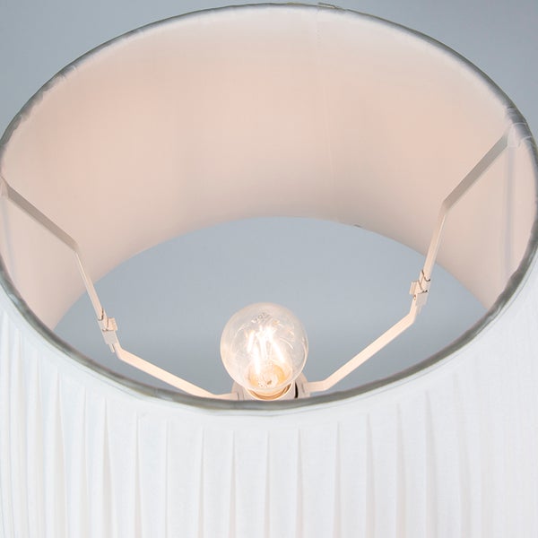 Detailaufnahme einer Lampe mit Lampenschirm und Leuchtmittel