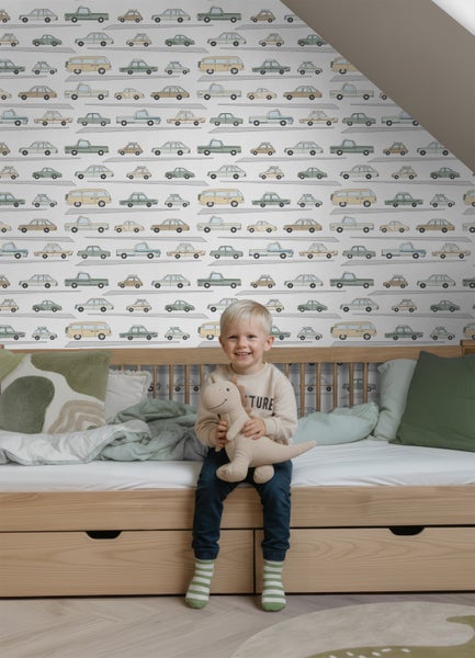 Tapete mit Automotiv in einem hellen Kinderzimmer mit Holzbett.
