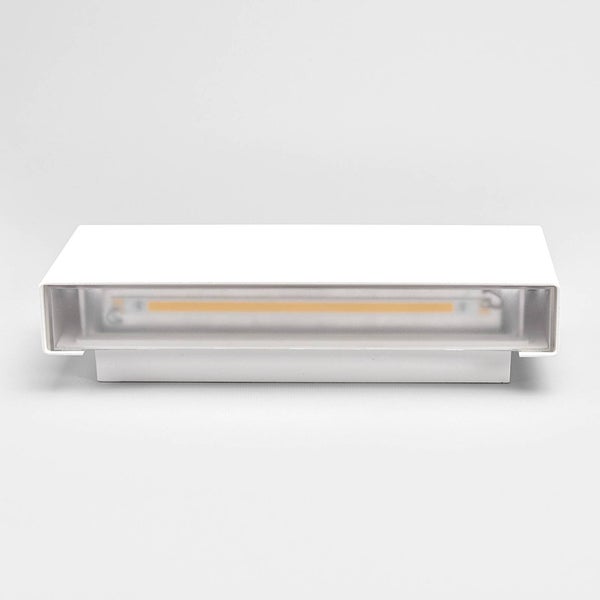 Rechteckige LED-Außenwandleuchte in Weiß mit sichtbarem Leuchtmittel hinter einer transparenten Abdeckung.