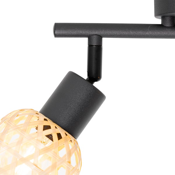 Detailaufnahme einer Deckenleuchte mit einem Lampenschirm aus Korbgeflecht