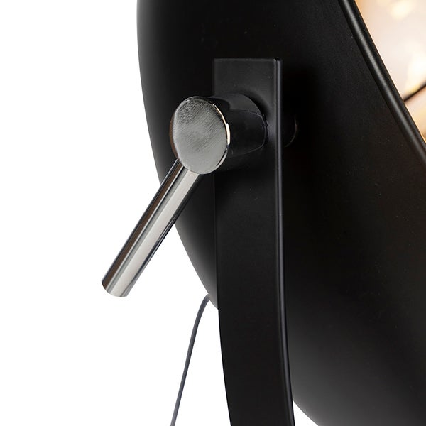 Detail einer schwarzen Stehlampe mit verstellbarem Chromhebel