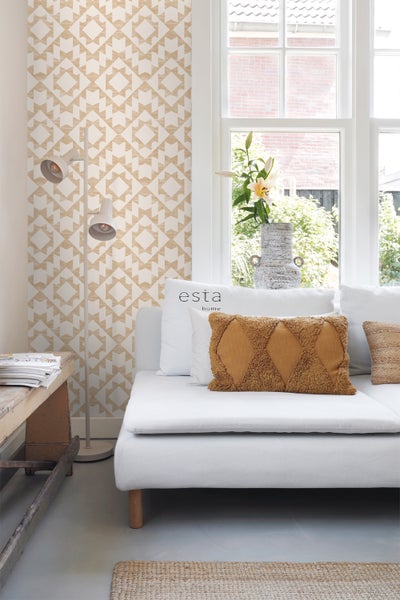 Wohnzimmer mit Sofa, Stehlampe und gemusterter Tapete