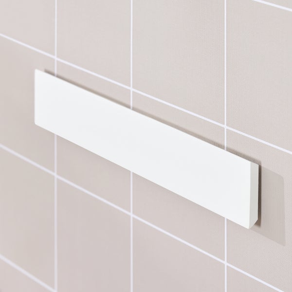 Weißes Wandregal im Badezimmer