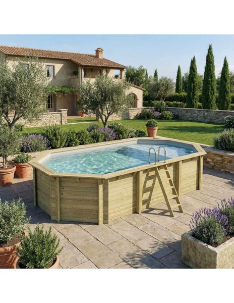 Aufstellpool aus Holz mit Leiter im Garten