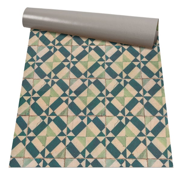 PVC-Bodenbelag mit geometrischem Fliesenmuster in Grün und Beige, teilweise ausgerollte Rolle, strapazierfähiger Vinylboden.