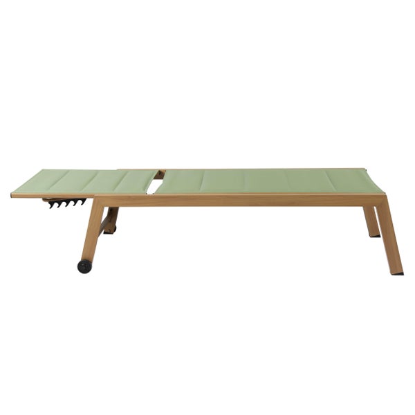 Sonnenliege aus Holz mit grüner Liegefläche, verstellbarer Rückenlehne und Rollen.