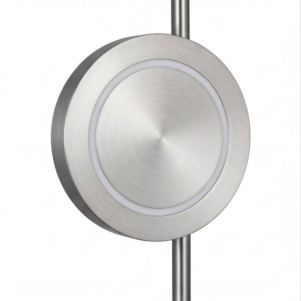 Rundes LED-Leuchtelement aus gebürstetem Metall mit integriertem Lichtring an einer Metallstange.