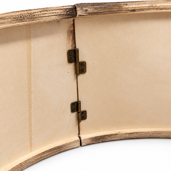 Detailansicht eines klappbaren Holzrahmens aus Sperrholz mit Scharnieren.