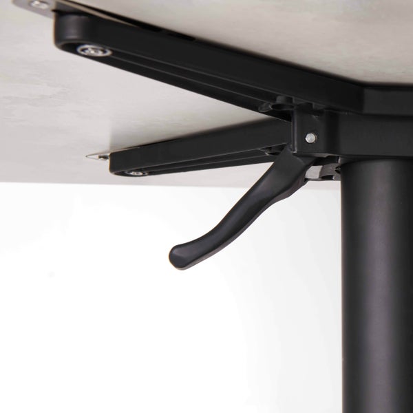 Nahaufnahme der Tischunterseite mit schwarzem Metallgestell und einem Hebel für den Klappmechanismus.
