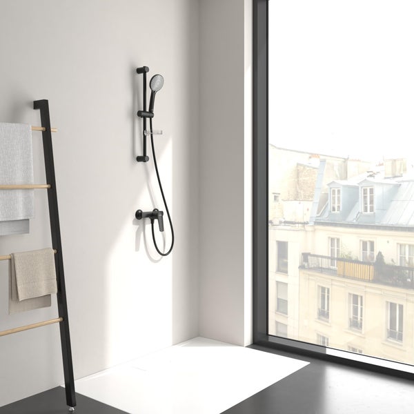 Badezimmer mit Handtuchhalter und Duschgarnitur