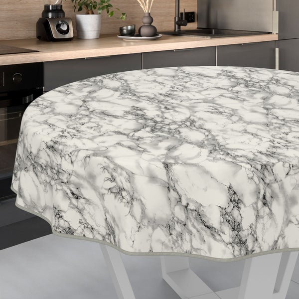 Runde Tischdecke mit Marmormuster in einer Küchendekoration.