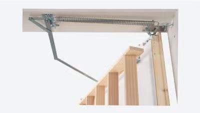 Mechanismus für Dachbodentreppe mit Zugfeder und Metallhebel zur Montage an der Deckenluke