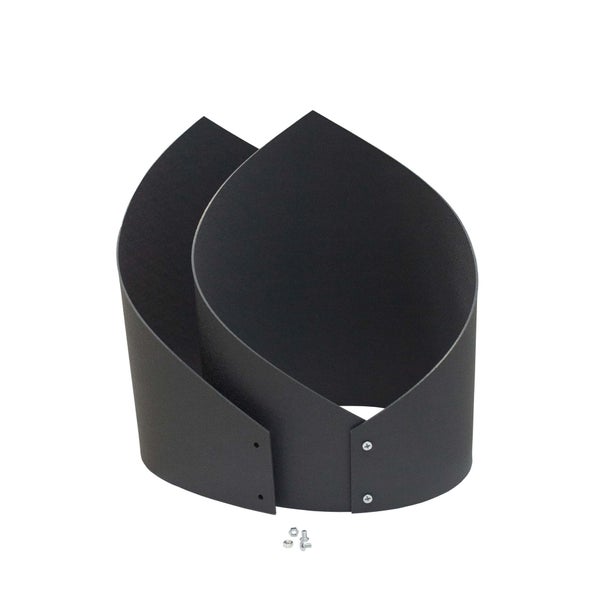 Stammschutz aus Metall, schwarz, bestehend aus zwei gebogenen Paneelen inklusive Schrauben und Muttern zur Befestigung.