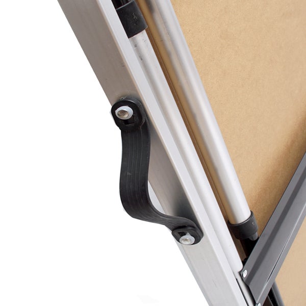 Detailansicht einer Staffelei aus Aluminium mit Griff