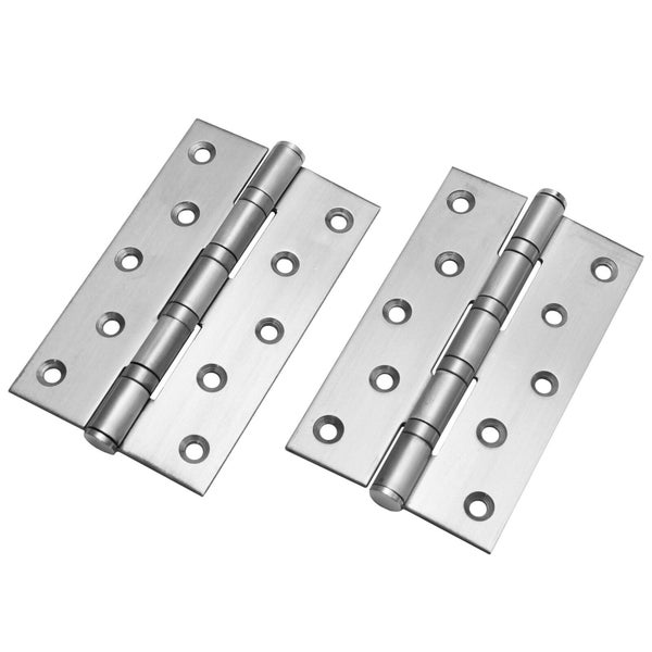 Zwei Türscharniere aus Metall mit Schraublöchern
