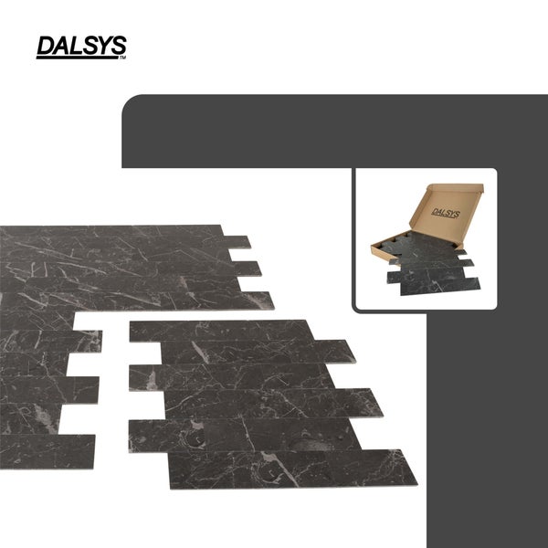 Dalsys Logo. Selbstklebende Wandfliesen in Marmoroptik, dunkelgrau gemasert, inklusive Produktverpackung.