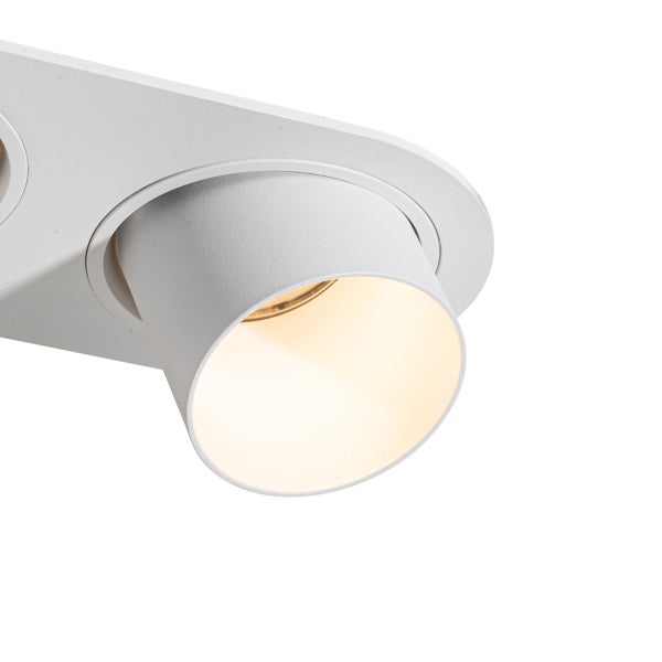 Moderner Deckenstrahler aus Metall in Weiß, zylindrischer Spot mit warmweißem Licht.