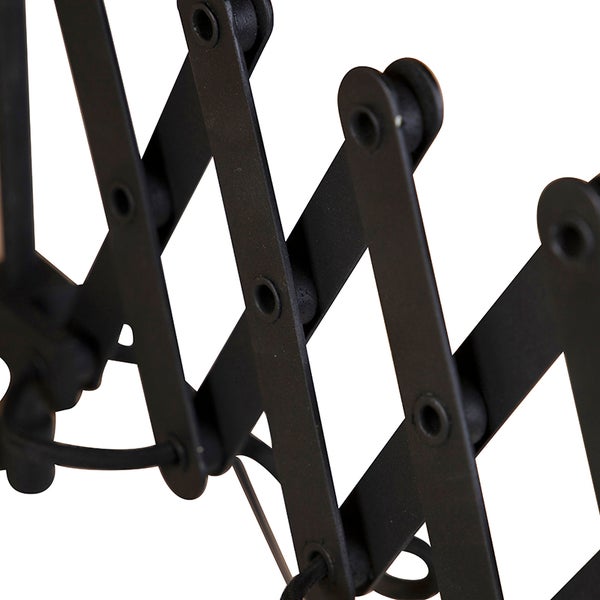 Detail einer Scherengelenk-Wandleuchte