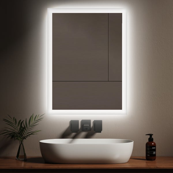 Rechteckiger LED-Badezimmerspiegel mit beleuchtetem Rahmen über einem weißen Aufsatzwaschbecken und einer schwarzen Wandarmatur auf Holzplatte.