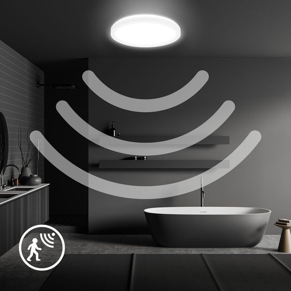 LED Deckenleuchte mit Bewegungsmelder in einem modernen Badezimmer über einer Badewanne und einem Waschbecken.